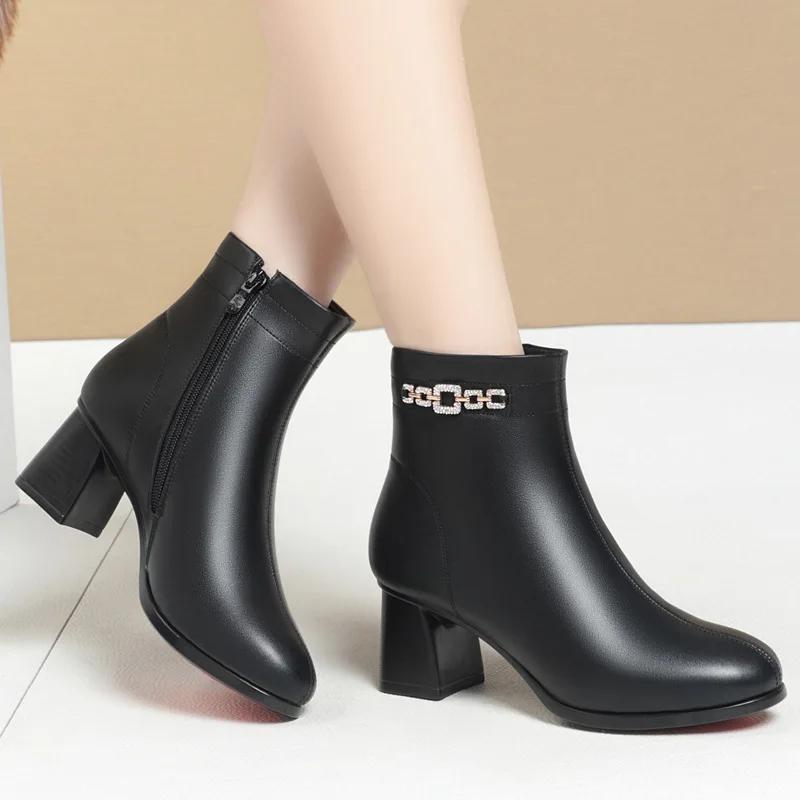 Модные женские зимние сапоги 2024 года, новые мягкие кожаные ботильоны на высоком каблуке, теплые, толстые, плюшевые, удобные, хлопковые сапоги для женщин