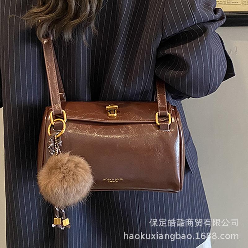 Ретро сумка женская большой вместимости 2025 новая осень и зима повседневная нишевый дизайн сумка-мессенджер портативная для поездок на работу сумка-подушка