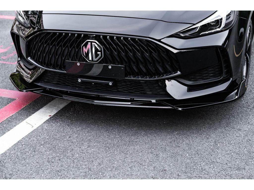 Совместимый комплект переднего бампера для MG5: Включает передний сплиттер, боковые юбки, задний спойлер и декоративную накладку на задний бампер.