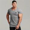 Muscleguys Мужская футболка для бодибилдинга с V-образным вырезом и коротким рукавом, для зала, фитнеса, облегающая, с трикотажными полосками, дышащая, быстросохнущая, летняя одежда