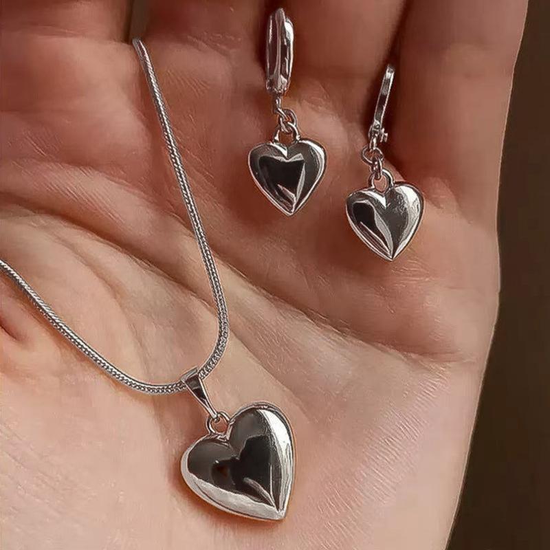 European and American hot-selling necklace bracelet set, versatile collarbone chain, heart-shaped necklace bracelet, simple peach heart item jewelry