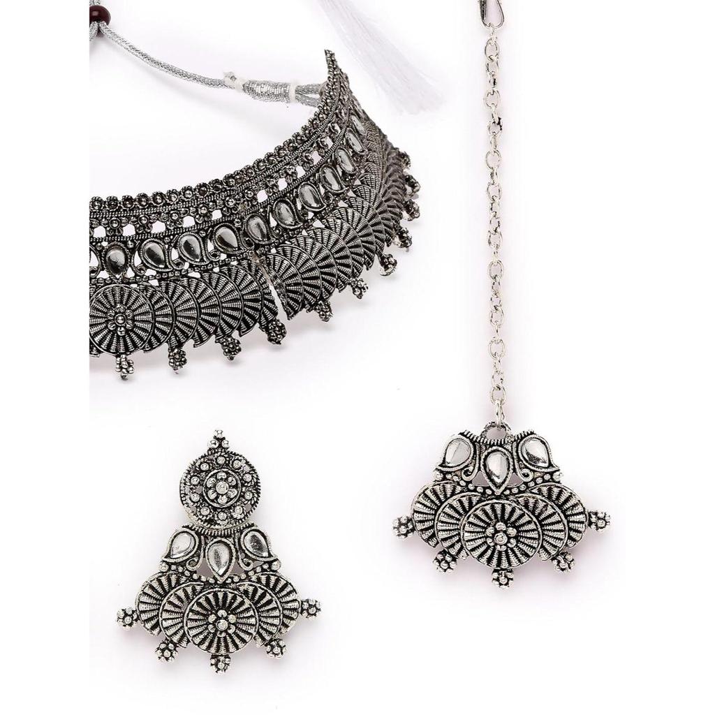 Sukkhi Привлекательное колье-чокер из оксидированного серебра с серьгами | Набор Mangtikka для женщин