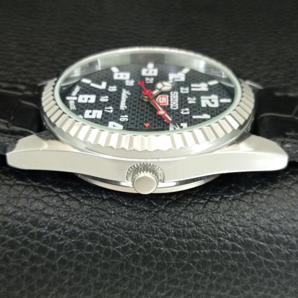 ЯПОНСКИЕ ВИНТАЖНЫЕ ОТРЕМОНТИРОВАННЫЕ АВТОМАТИЧЕСКИЕ МУЖСКИЕ ЧАСЫ SEIKO 5 С ЧЕРНЫМ ЦИФЕРБЛАТОМ a443977-1