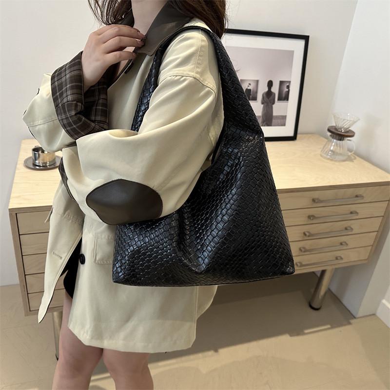 Retroinspired Womens Shoulder Bag With Magnetic Flap And Inner Phone Pocket For Daily Wear