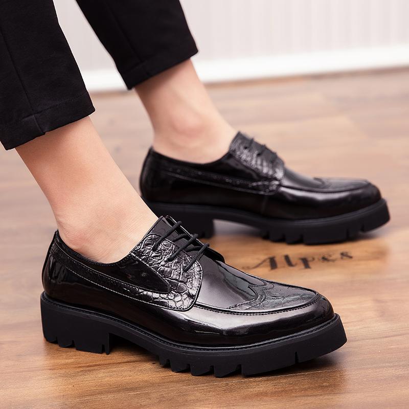 Мужские кожаные туфли с острым носком и толстой подошвой. Модный минималистский дизайн. Для деловых вечеринок на открытом воздухе, для свадьбы, офиса. Черные туфли.