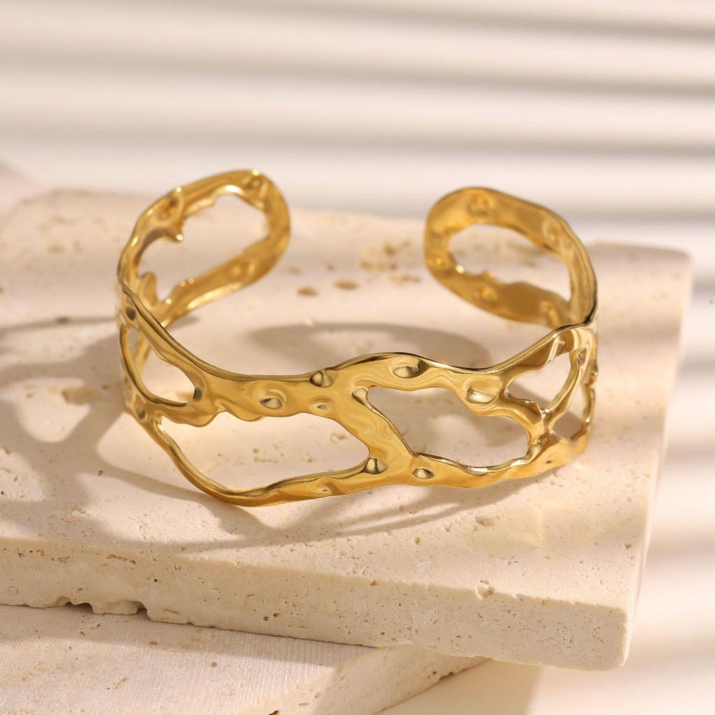 Стильный полый браслет из титановой стали с покрытием из 18-каратного золота - Невыцветающий, Высококачественный Открытый Дизайн