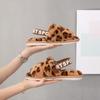 Распродажа женской обуви 2024 года, новые женские сандалии с обхватом щиколотки, осенние разноцветные флоковые леопардовые с открытым носком, легкие домашние сандалии