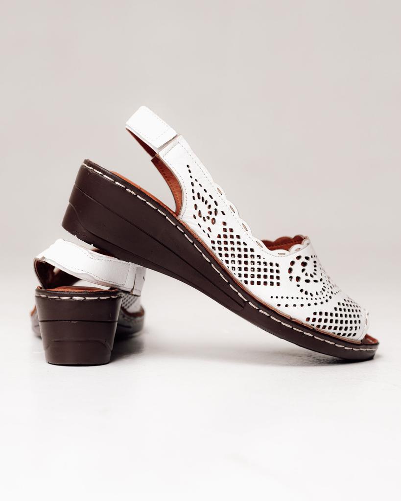 Босоножки на танкетке перфорированные Krula 506150 36 белые кожа