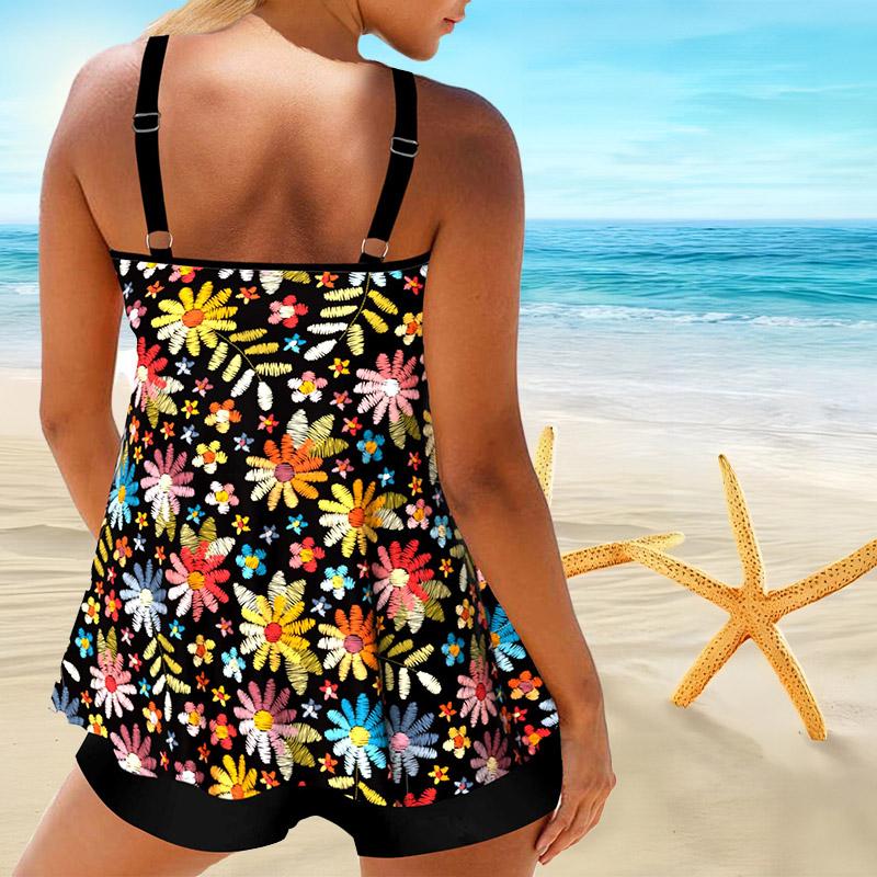 Женский купальник с бретелями и маленьким бикини с ромашками и короткой майкой.