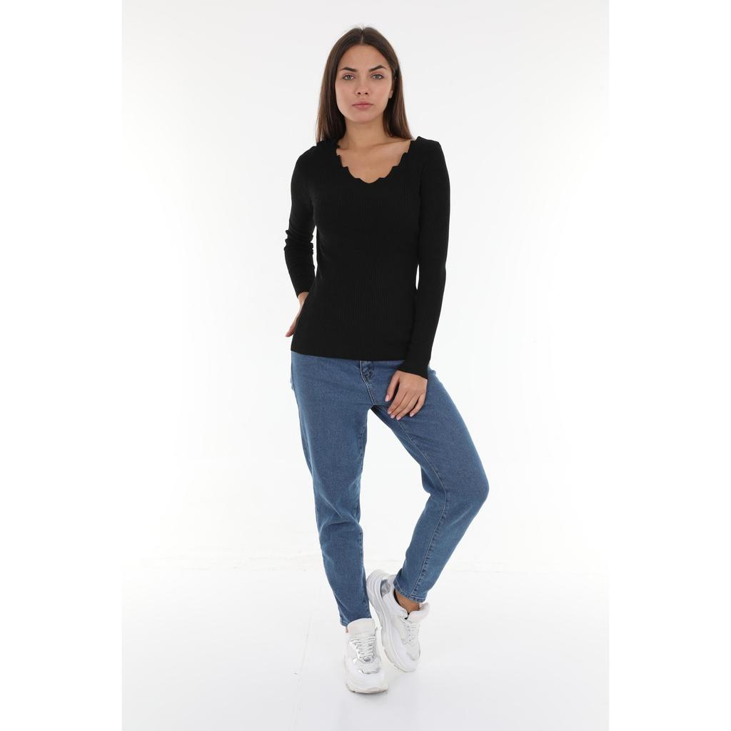 Трикотажная блузка стандартного размера с воротником-лестницей