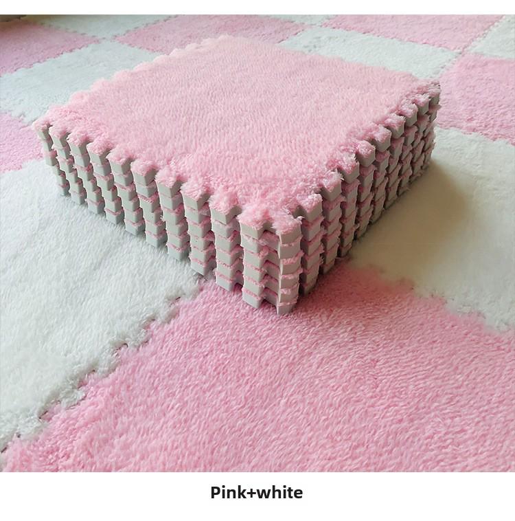 Мягкий тканевый клетчатый коврик для пола серого и бежевого цвета с соединяющимися плитками