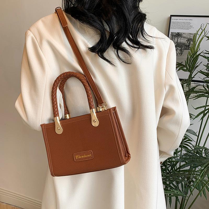 Женская темпераментная простая маленькая сумка 2025 весна новая высокая ценность универсальная на плечо сумка-мессенджер маленькая квадратная сумка