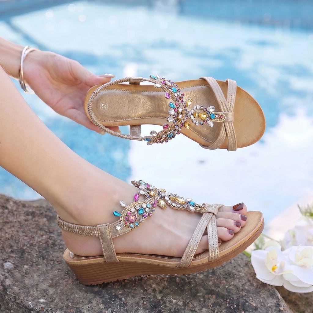 In The Summer of 2026, The New Thick-soled Versatile Beach Sandals Women's Shoes Are Fashionable Color-matching Rhinestone Padded Wedges.