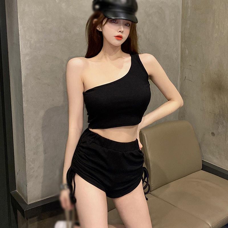 Женский облегающий топ с косым воротником и открытым пупком + шорты с высокой талией, комплект из двух предметов