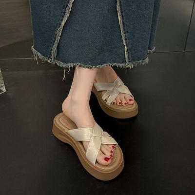 Интернет-знаменитости популярные толстая подошва шлепанцы женские летние 2025 новые модели с юбками французские высококлассные популярные сандалии в этом году