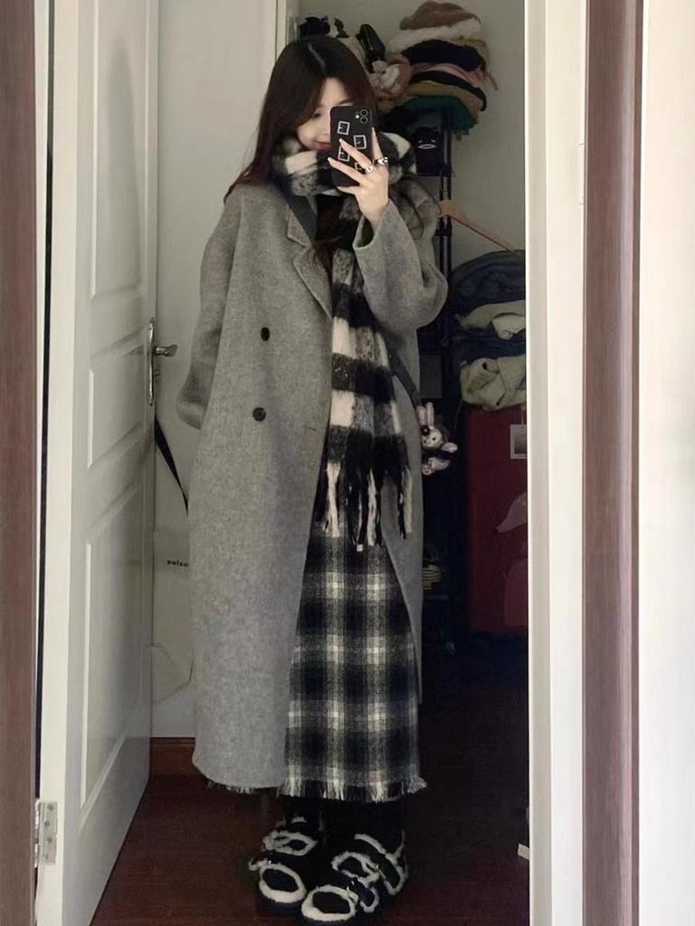 Шерстяное пальто женское средней и длинной длины 2024 года осень-зима новый стиль Хепберн темперамент маленькое свободное корейское шерстяное пальто