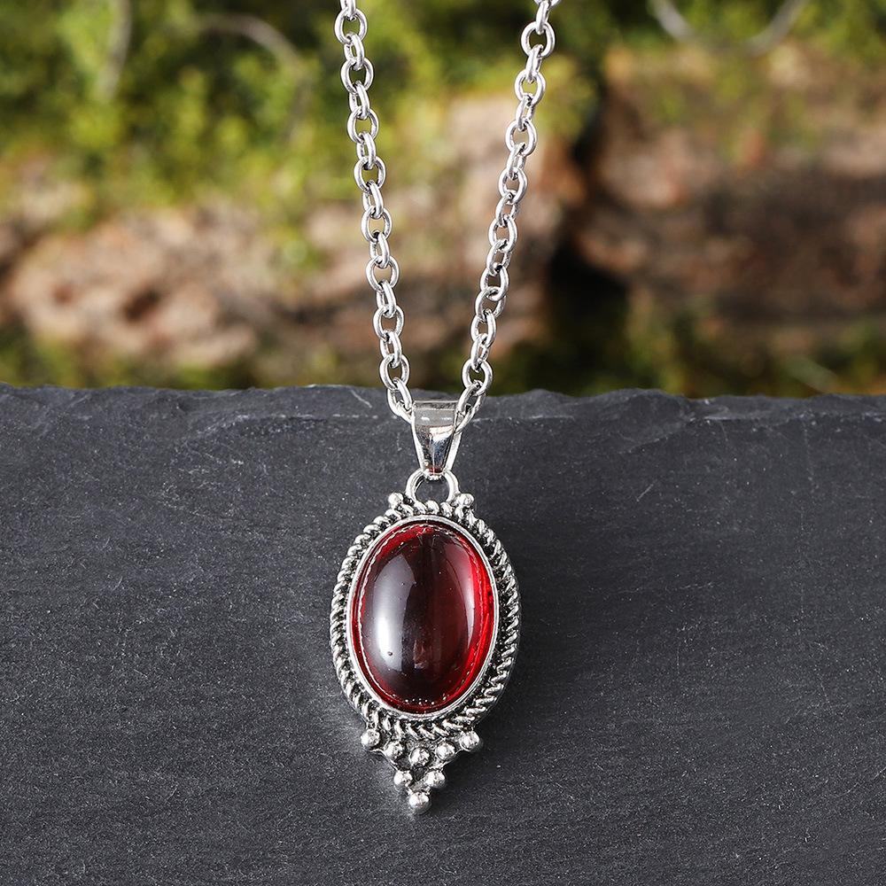1PC Vintage Bohemian Garnet Pendant Necklace for Women Creative Gorgeous Carved Red Personalized Necklace Jewelry Accessories