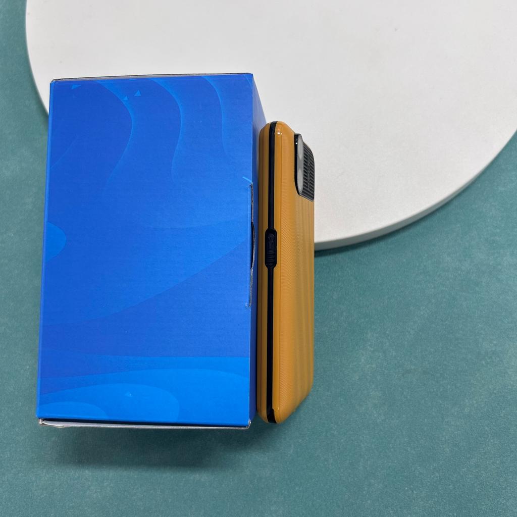 Новый мобильный телефон YEEMI K3 GSM 2G 2,4 дюйма HD Dual SIM 2500 мАч Большая батарея Фонарик Type-C Камера Супертонкий кнопочный телефон для пожилых людей и студентов