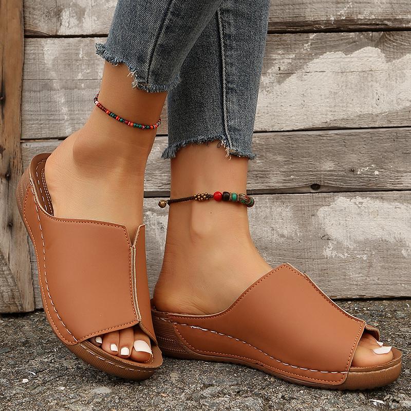 Модные женские босоножки на танкетке из искусственной кожи, повседневные тапочки с открытым носком и платформой, женские летние нескользящие пляжные шлепанцы 2024 года, шлепанцы большого размера