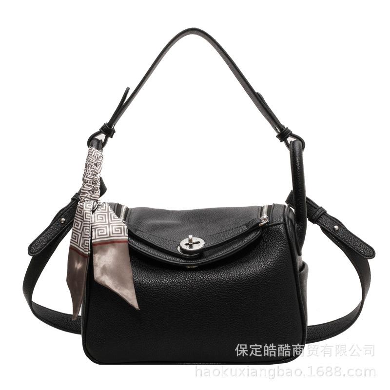 High sense women's bag 2025 new trendy fashion autumn and winter niche design messenger bag popular portable pillow bag