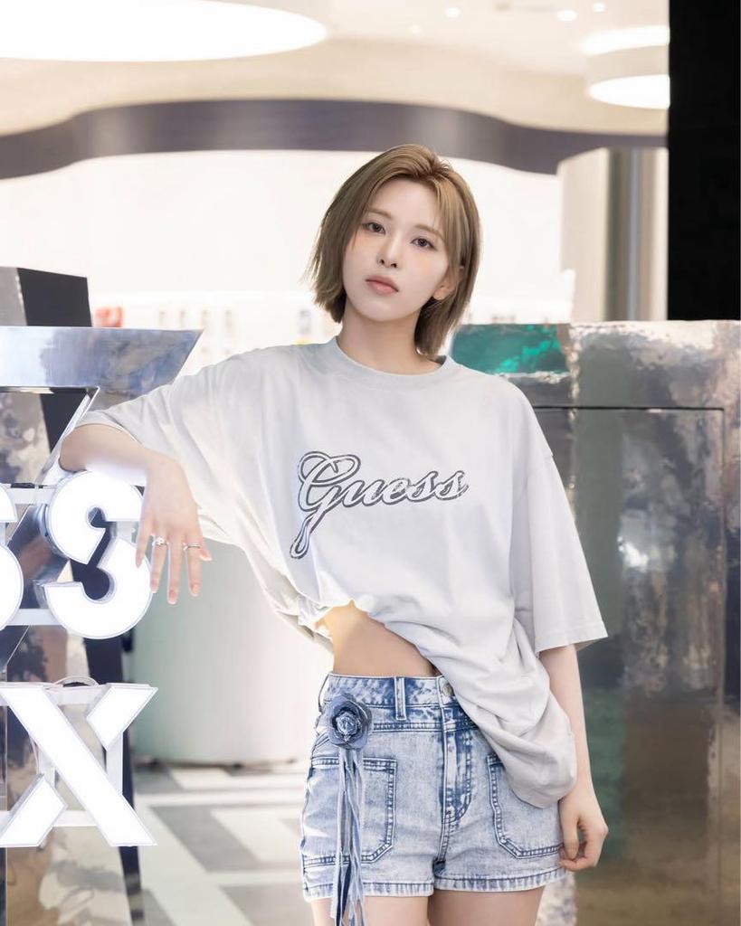 [Б/У] Футболка nmixx guess, корейское лимитированное издание pop-up, с буклетом