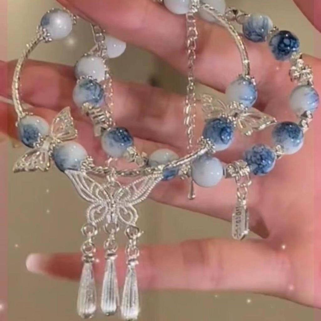 Нишевый дизайн, в котором представлены белые и универсальные сладкие браслеты и браслеты.