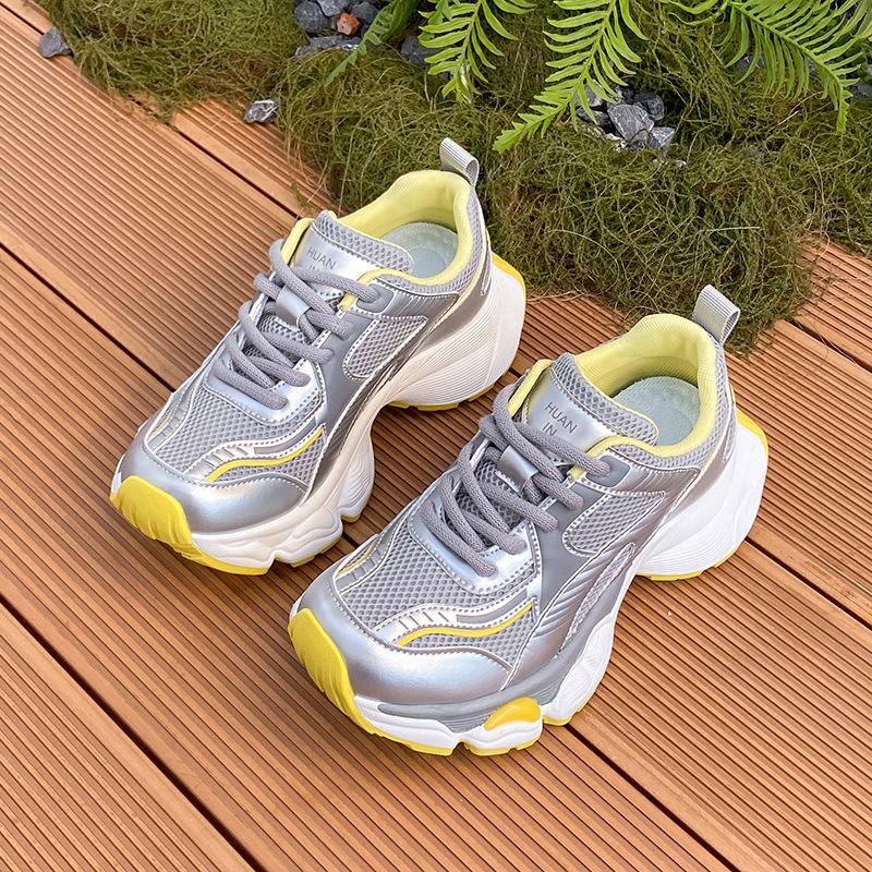 Европейская популярная мода универсальная повседневная спортивная обувь женская 2025 лето новая дышащая сетка толстая подошва цветовая гамма кроссовки папы