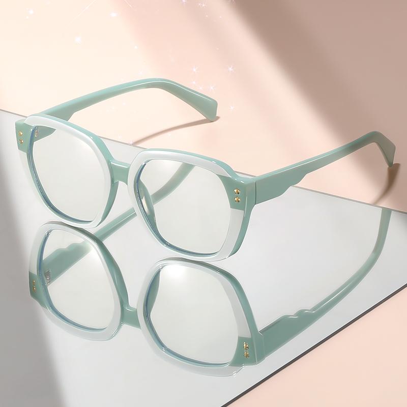Новые классические и простые очки с плоскими линзами в большой оправе со звездными акцентами — это предмет для повседневной носки и украшение для уличной фотографии.