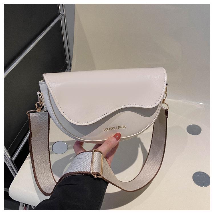 Женская стильная полукруглая сумка-седло с широким ремнем - тренд 2024 года, кроссбоди