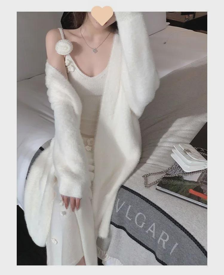 Элегантное белое трикотажное платье на подтяжках и уютный длинный свитер из двух предметов на осень/зиму