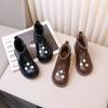 2024 Детские кожаные короткие ботинки для девочек осень-зима новые модные корейские милые цветы шикарные универсальные плюшевые туфли на молнии