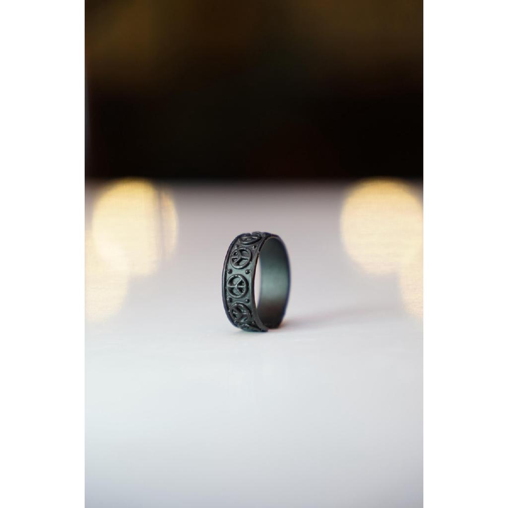 Регулируемое черное кольцо с фигуркой-цепочкой Freedom