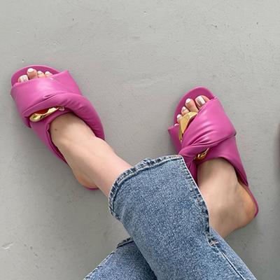 Модные женские домашние тапочки, женские шлепанцы, летняя обувь, новинка 2024 года, женская обувь с металлическим декором, уличные тапочки на плоской подошве, резиновые тапочки