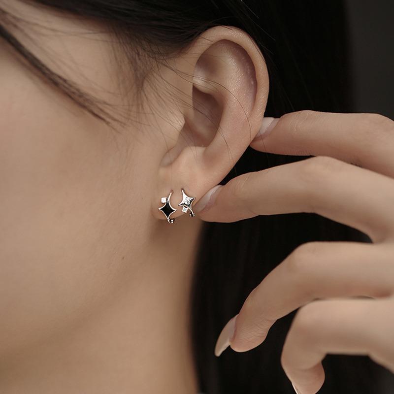 Черные асимметричные серьги с четырьмя звездами Personality Cold Wind Sweet Cool Superflash Zircon Star Earrings Tide