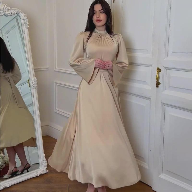 Однотонное атласное платье без талии с ремешками