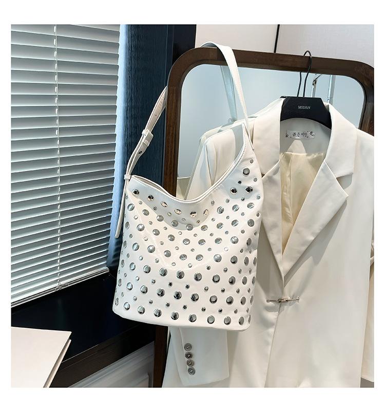 Сумка женская большой вместимости ретро личность трендовая крутая в горошек заклепки женская на плечо мессенджер