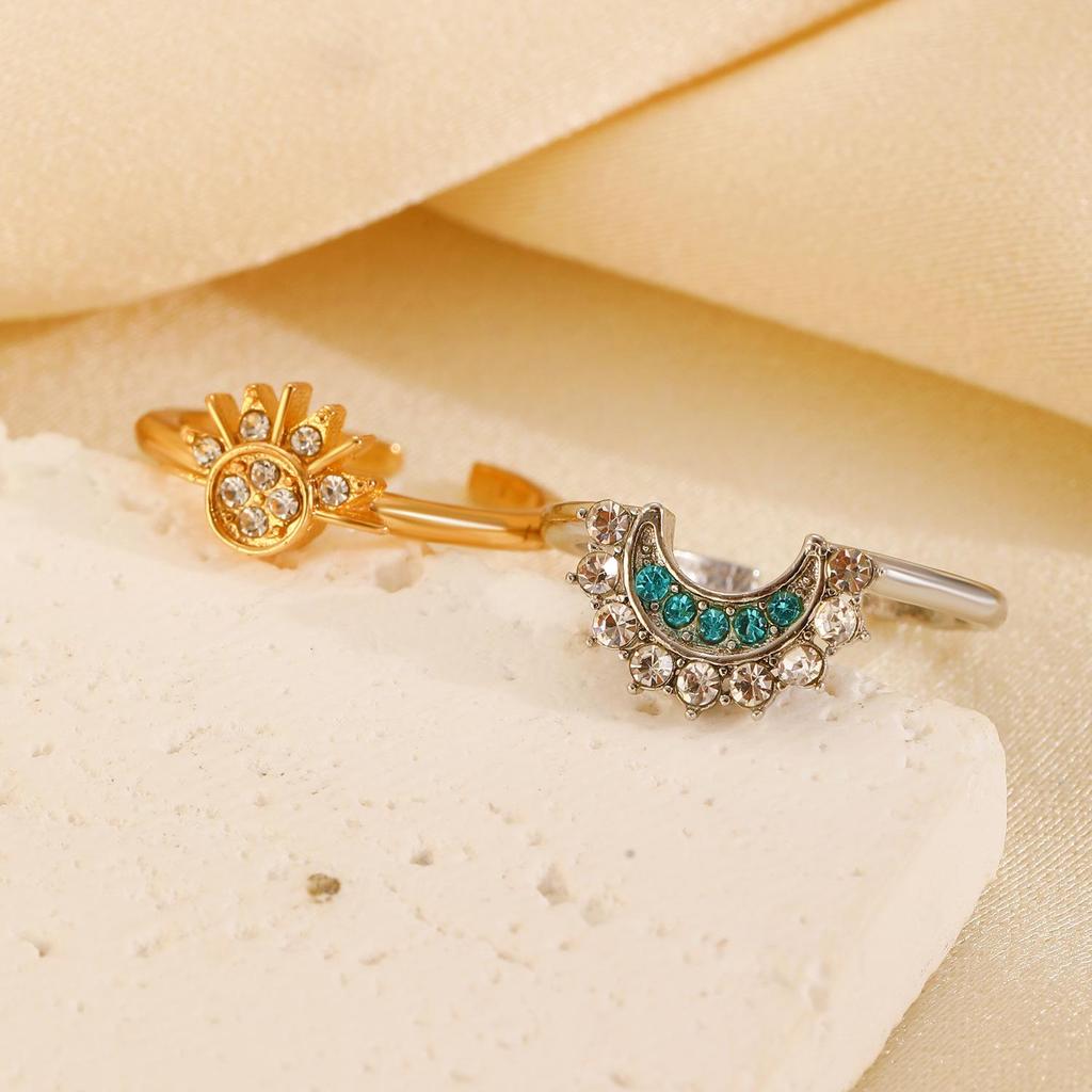 Минималистичные кольца для пары с бриллиантами в виде солнца и луны