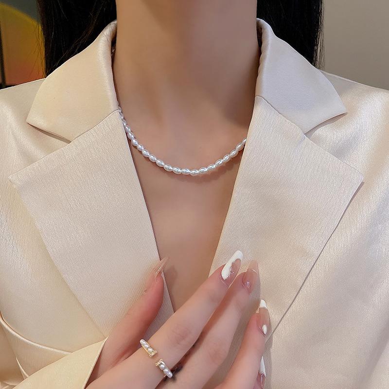 2025 Women's Chic Light Luxury Collarbone Chain: Elegant Ins Style Choker