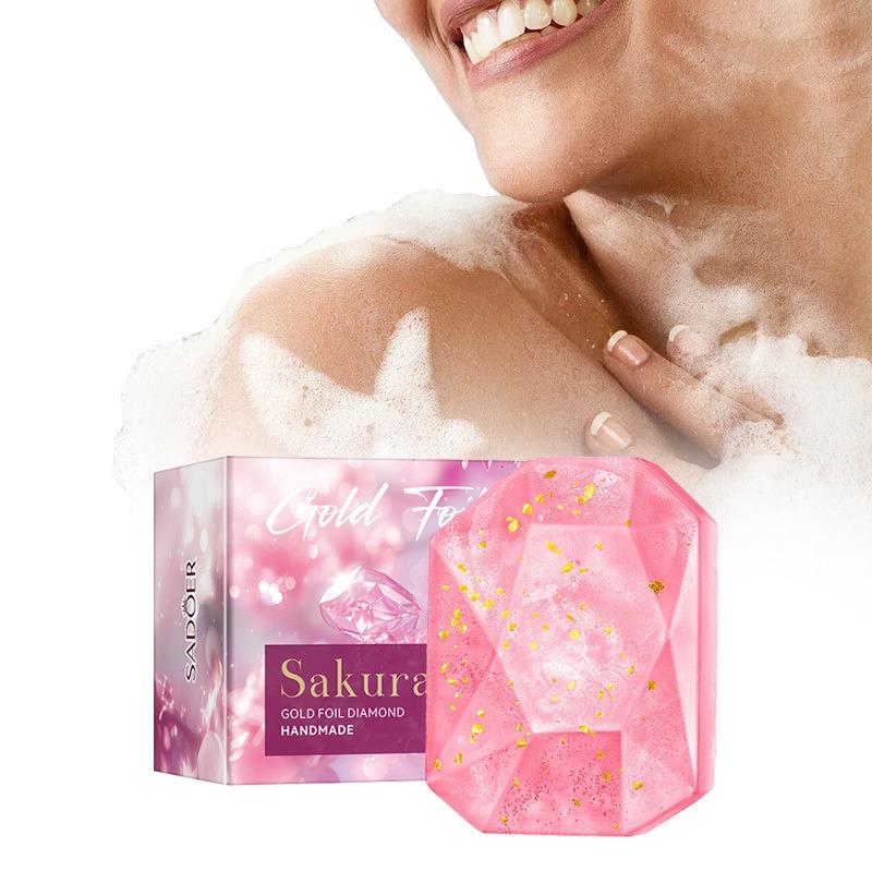 Мыло ручной работы с эфирными маслами «Золотая фольга и бриллианты» очищает кожу от грязи и загрязнений и имеет стойкий аромат. Подходит для всех типов кожи