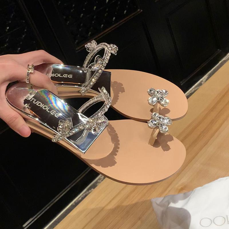 Сандалии на каблуке со стразами, женские летние пляжные тапочки в стиле феи с плоской подошвой и клипсой на носке