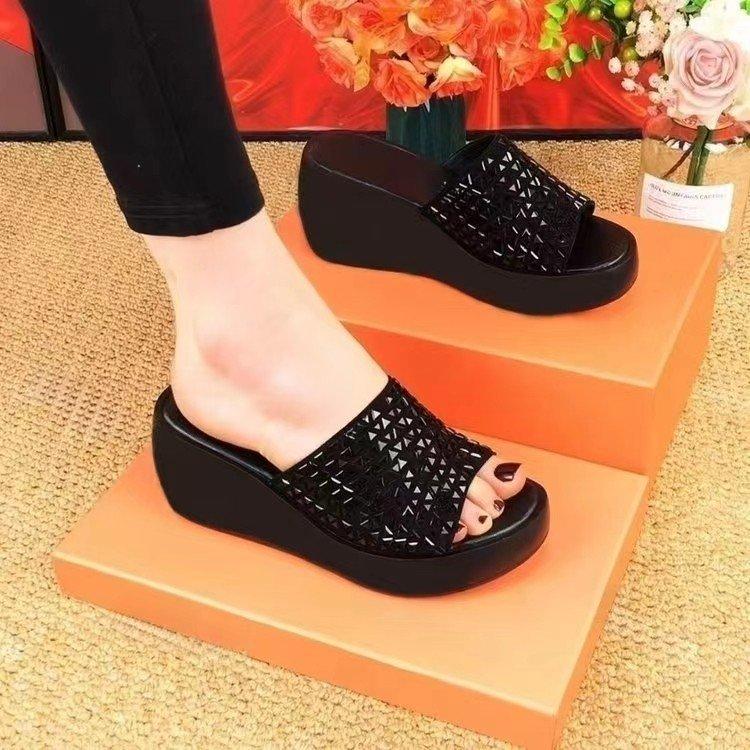 Тапочки женские лето 2025 новая модная обувь шлепанцы на платформе с толстой подошвой и танкеткой, украшенные стразами, крутые тапочки интернет-знаменитости