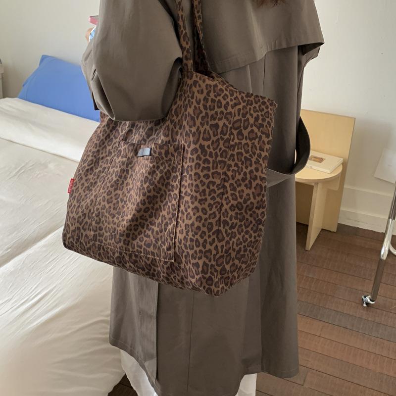 Сумка большой вместимости женская осень-зима 2025 новая универсальная простая на плечо большая сумка для отдыха для студентов на занятия тоут