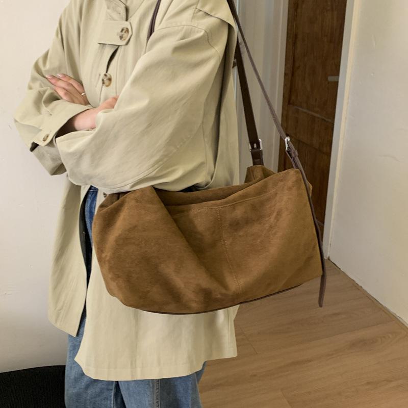 Нишевый высококлассный осенне-зимний замшевый рабочий портфель для поездок на работу 2025 новая ленивая сумка на плечо/подмышку, сумка-тоут