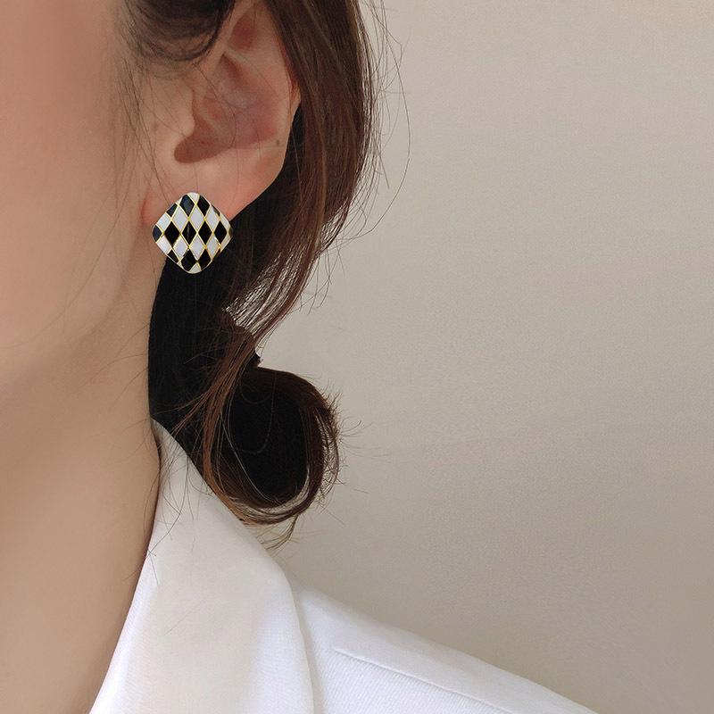 Серьги-иглы из серебра 925 пробы с черным и белым геометрическим узором в виде квадратной шахматной доски для женщин – элегантный, высококлассный дизайн