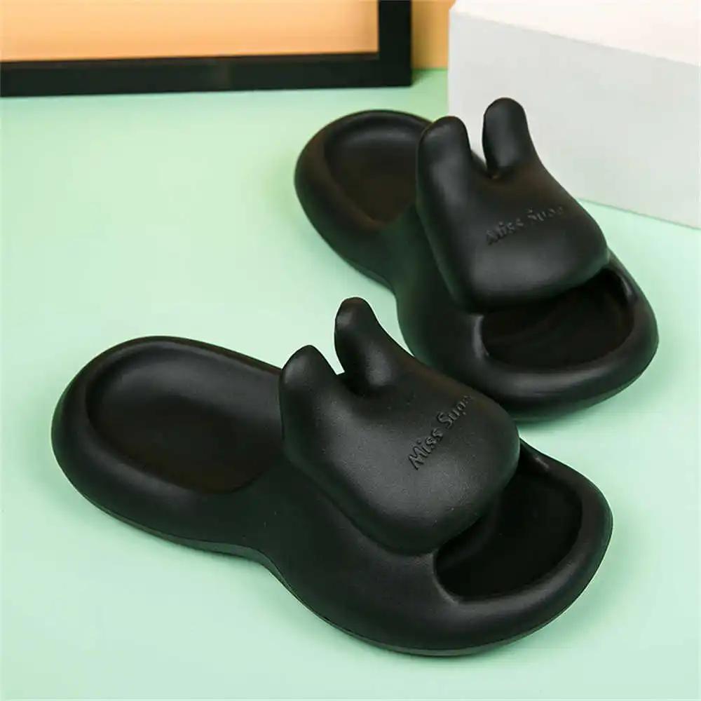 На пляже, песке, воде, зеленые кроссовки, мужские дизайнерские сандалии на плоской подошве, тапочки для спорта в помещении, подлинный бренд, теннис