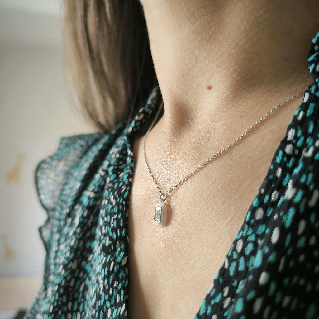 Серебряное колье с фианитами, емаллю, вес изделия 2,16 гр (2185635)