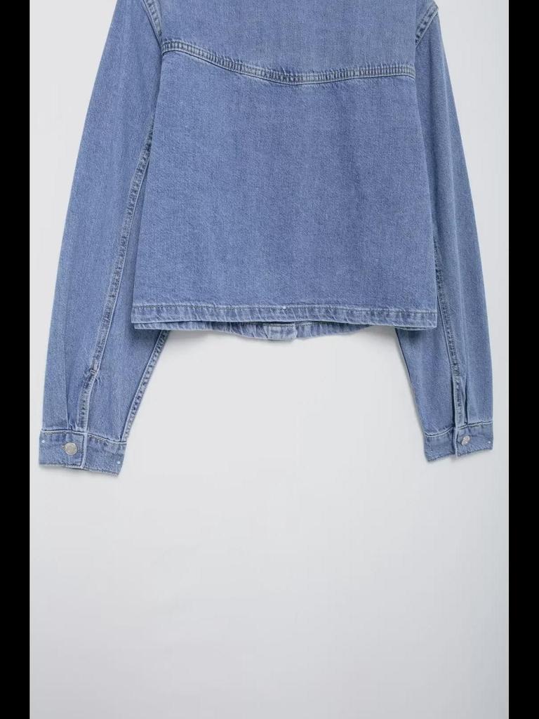 Комплект из женской джинсовой рубашки с длинным рукавом и широких брюк