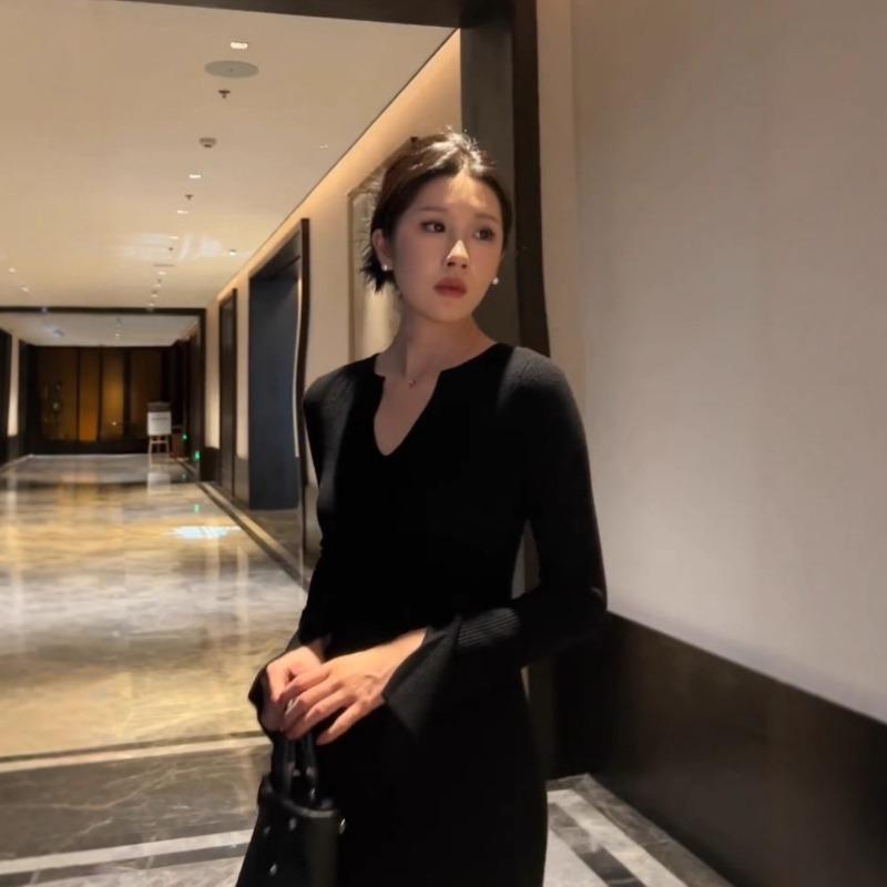 [] Черное платье с длинным рукавом и V-образным вырезом, осеннее новое, с темпераментом, прилегающее и стройнящее