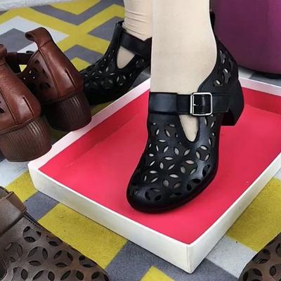 Весенне-осенние ретро маленькие кожаные туфли сандалии на платформе повседневные сандалии 2025 лето новый полый для среднего и пожилого возраста дырочные женские туфли