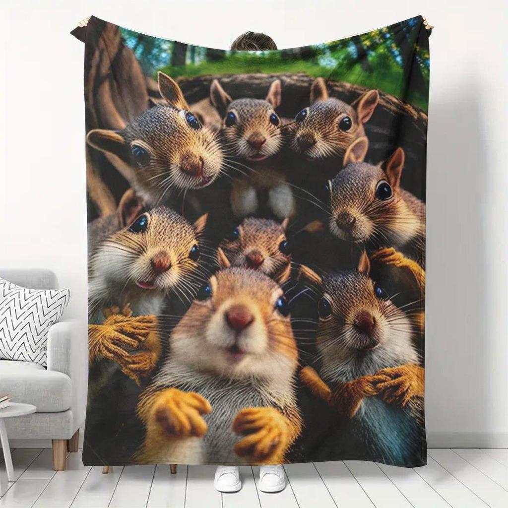 Squirrel-patterned fleece blanket - suitable for all seasons, modern animal print, suitable for beds, sofas, and travel